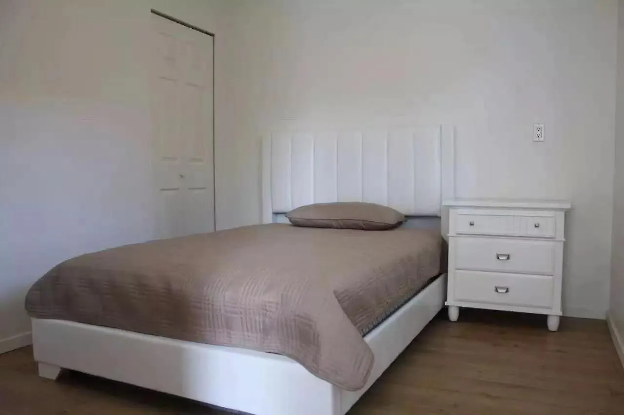 Close Uvic Three Bedroom One Bathroom Unit Victoria