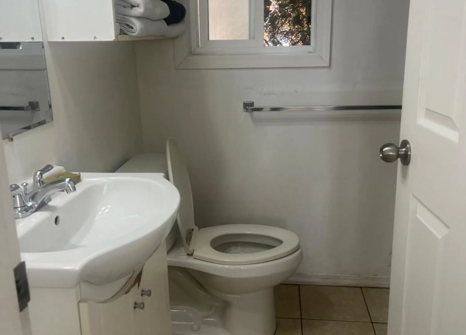 Close Uvic Three Bedroom One Bathroom Unit Victoria