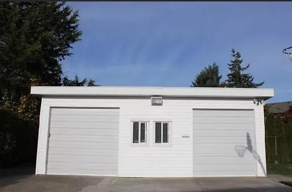 Close Uvic Three Bedroom One Bathroom Unit Victoria 0*,
